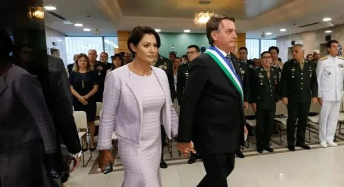 Bolsonaro e Michelle em evento no Ministério da Defesa em abril