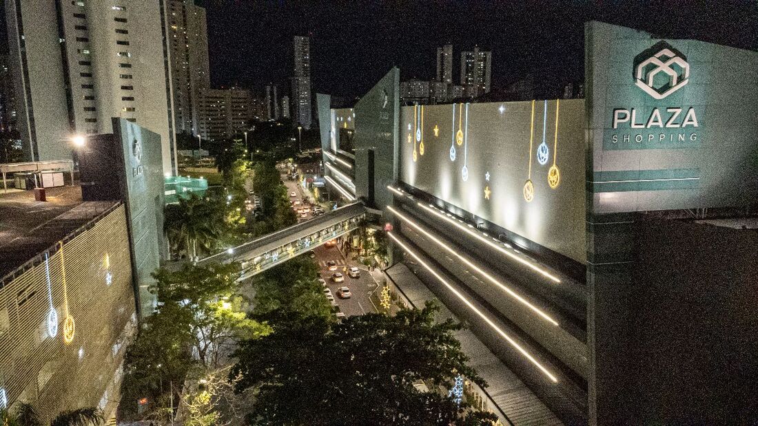 Fachada do Plaza Shopping com as luzes de Natal