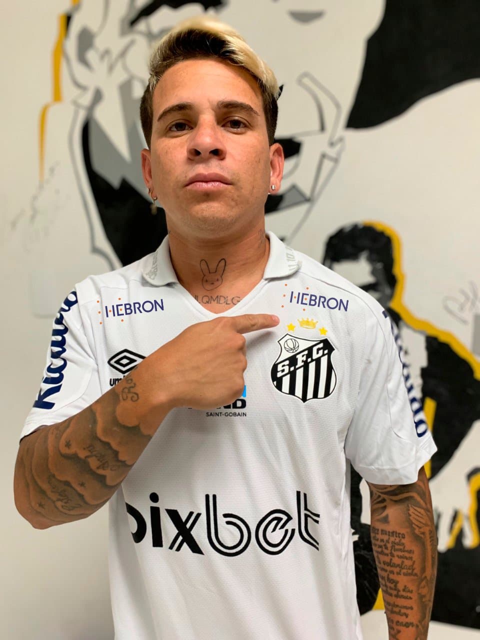 Santos divulga camisa com coroa dourada em homenagem ao rei Pelé