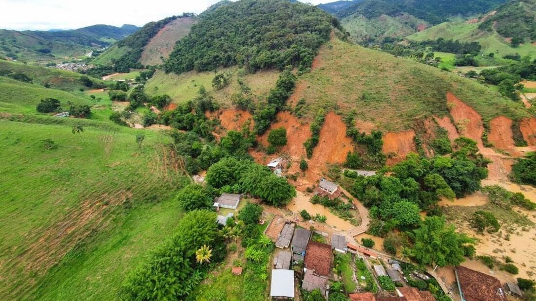 Bombeiros fazem buscas no local da queda de encosta em Minas Gerais