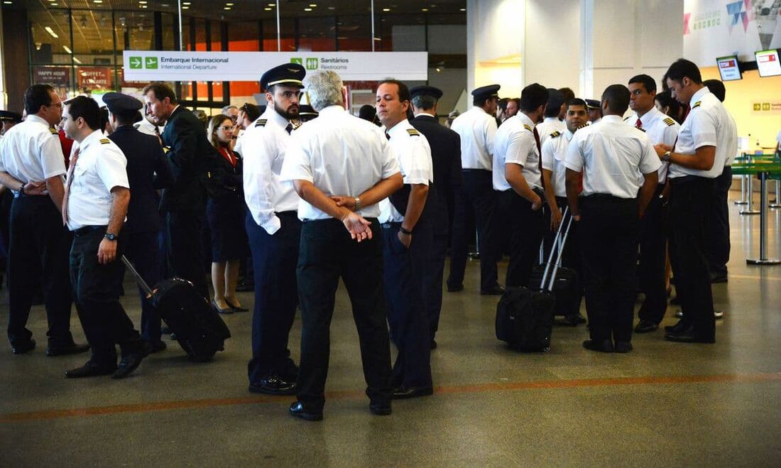 Aeronautas encerram greve