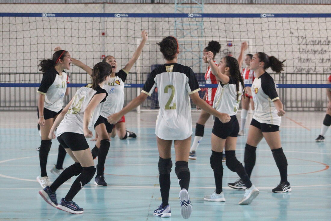 Sport/INE fecha disputa do Brasileiro Interclubes de Vôlei Feminino Sub-17  com ponteira de Pernambuco na seleção - Esportes DP