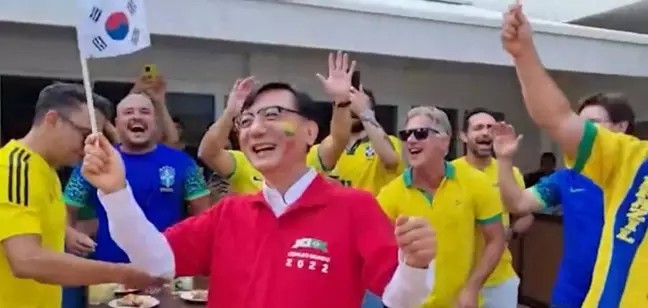 Lim Ki-mo com brasileiros na embaixada da Coreia, em Brasília