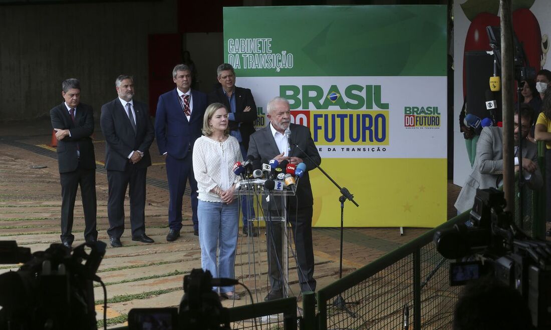 Lula e Gleisi Hoffman durante evento no gabinete de transição do governo