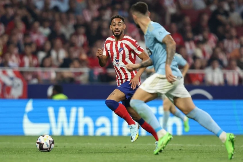 Matheus Cunha em ação com a camisa do Atlético de Madrid