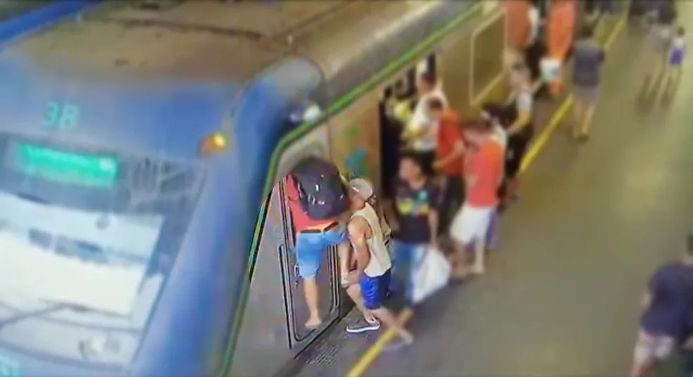 Grupo invade cabine do maquinista na Estação Joana Bezerra, no Recife