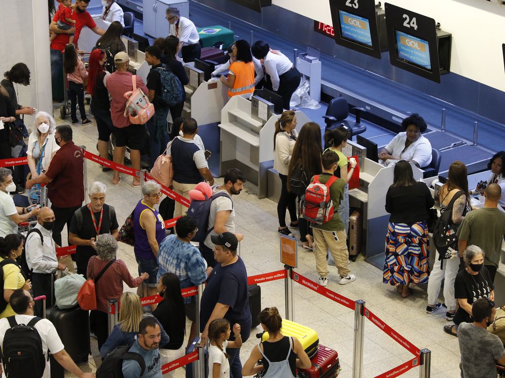 Movimento de passageiros no Aeroporto Santos Dumont durante greve dos aeronautas.