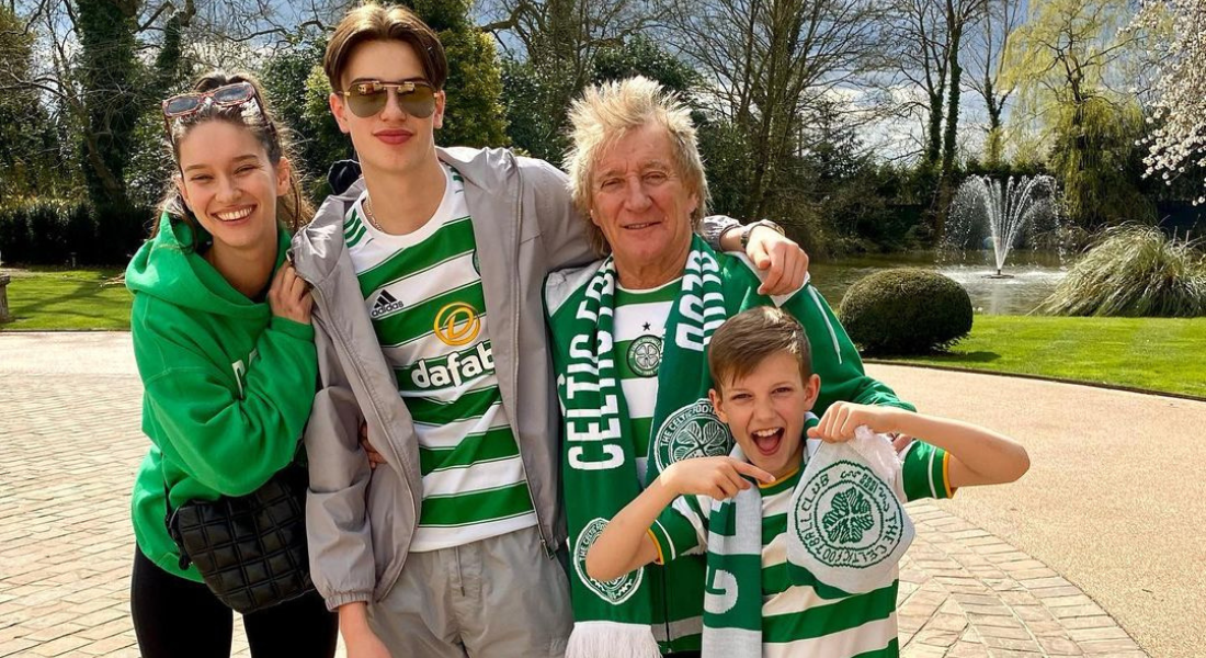 Rod Stewart com a família; Aiden é o primeiro à direita