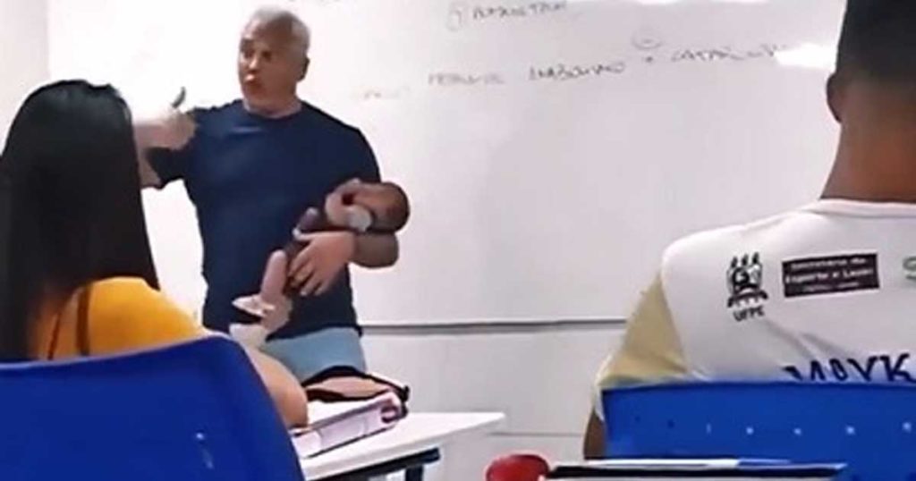 Professor embala bebê para que mãe consiga assistir aula