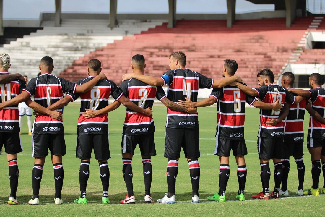 Jogadores fizeram um minuto de silêncio em homenagem a Pelé