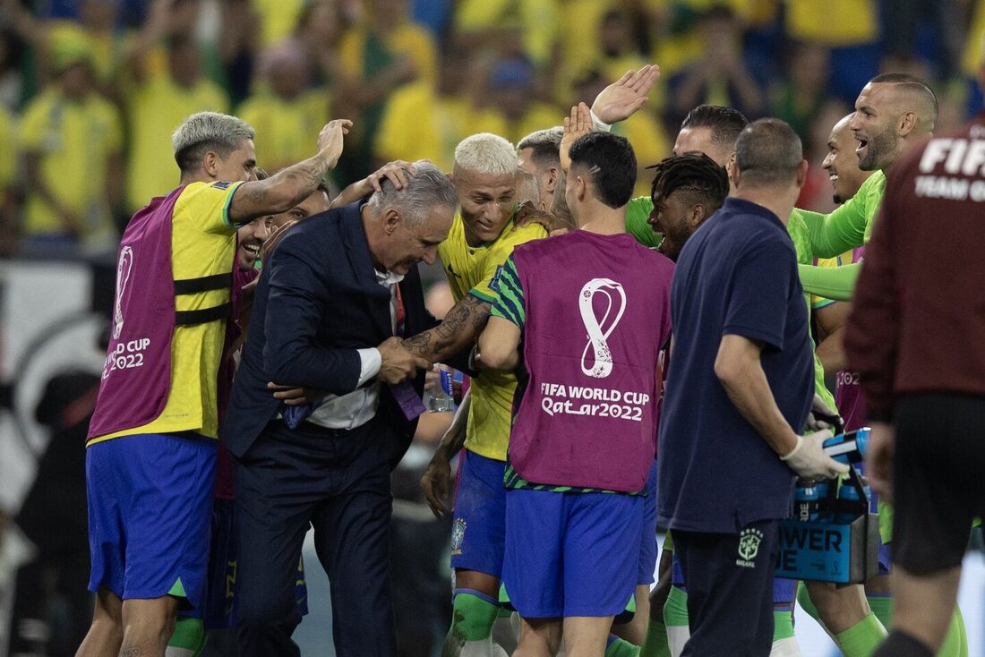 Tite celebra gol de Richarlison fazendo 'Dança do Pombo'