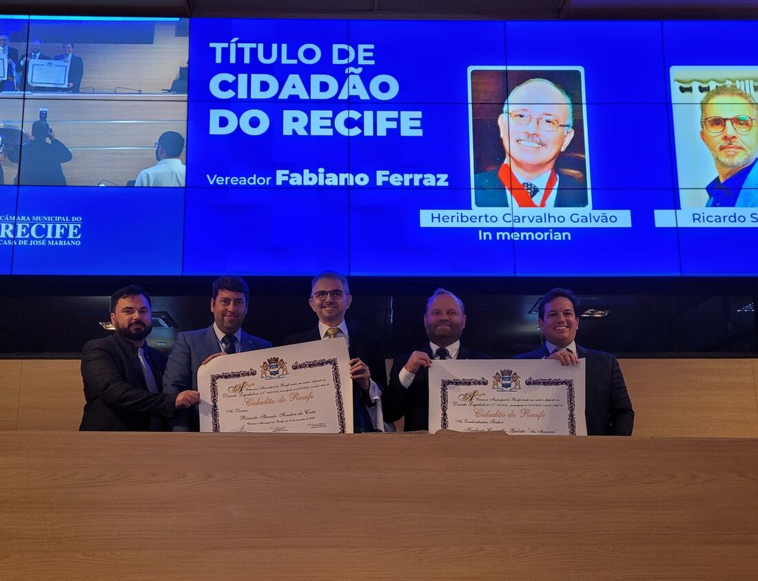 Câmara do Recife entrega títulos de cidadão