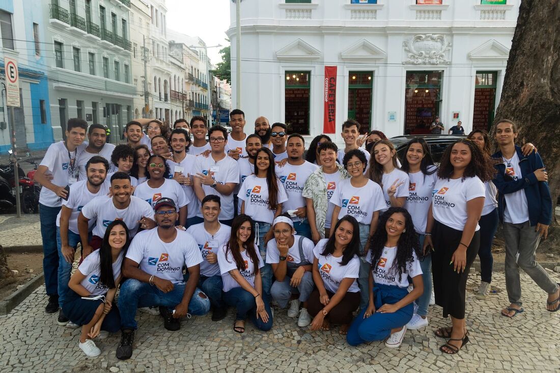 Da Praça do Arsenal para o mundo: Jovens do Com.Domínio Digital 4.0 posam para futuro de programadores do Porto Digital