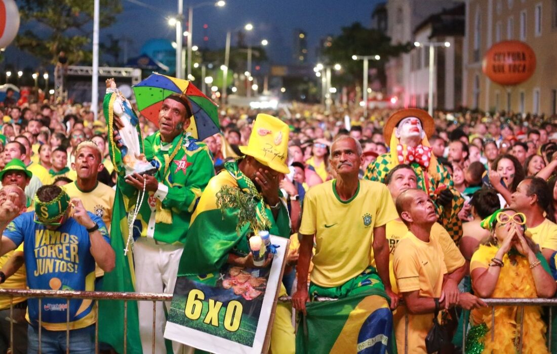 Chuva não atrapalha festa da torcida no Recife com a 2ª vitória do Brasil  na Copa do Mundo, Pernambuco