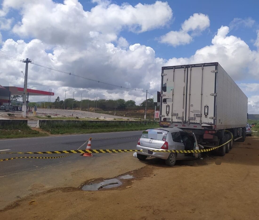 O motorista do carro, de 55 anos, que seguia sozinho no veículo, faleceu no local