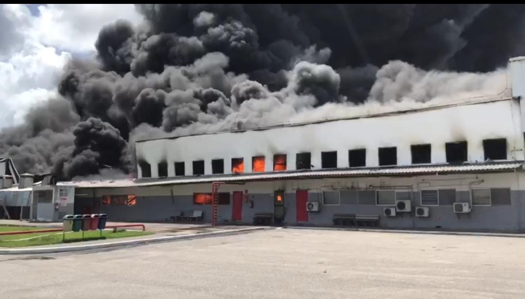 Incêndio teve alta coluna de fumaça preta