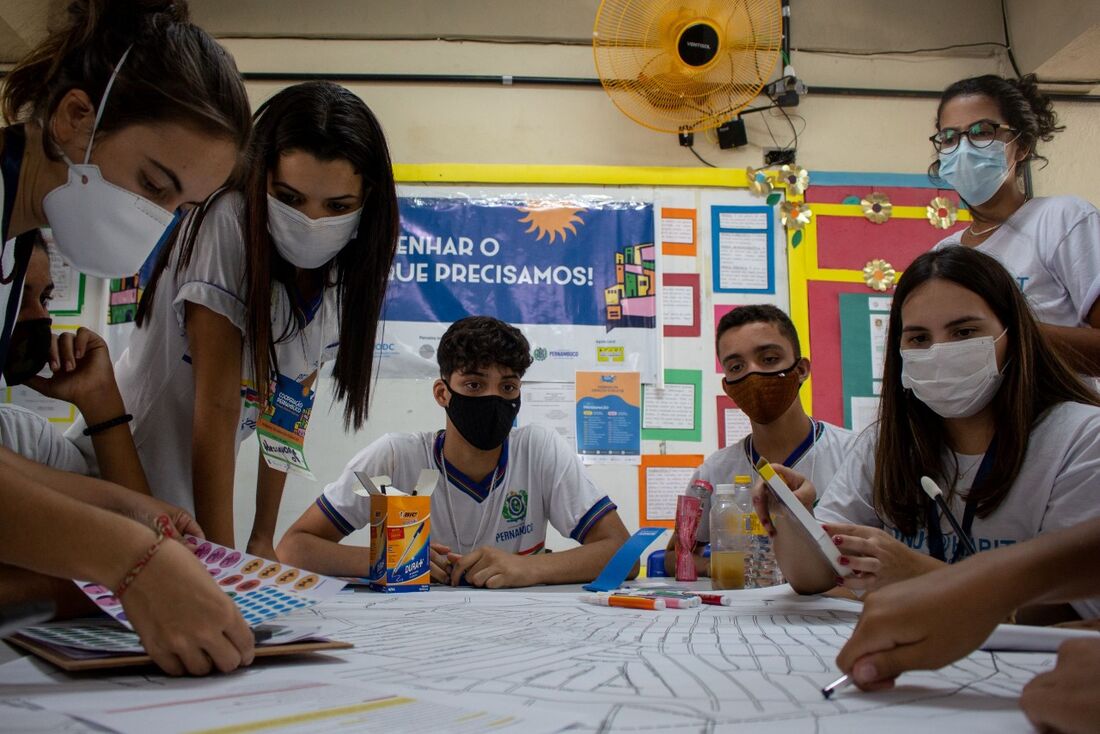 Clube de Astronomia na Escola de Referência de Ensino Fundamental Senador Antônio Farias, localizada no bairro do Ibura