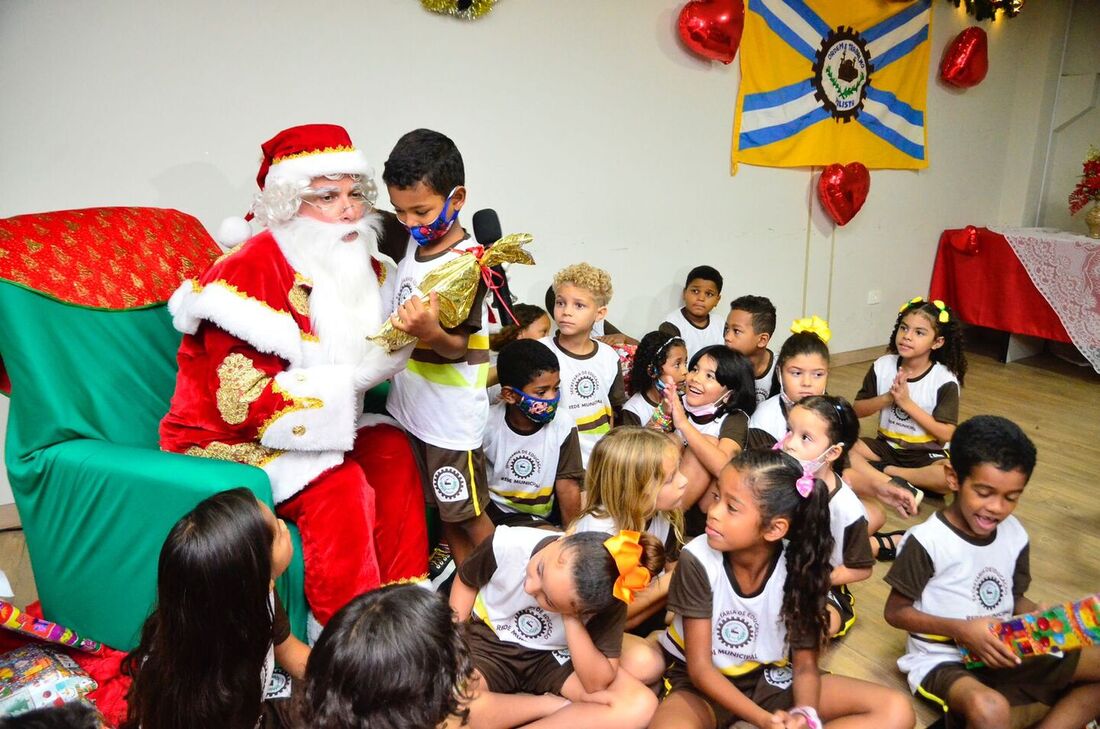 Crianças de Paulista recebem o Papai Noel dos Correios