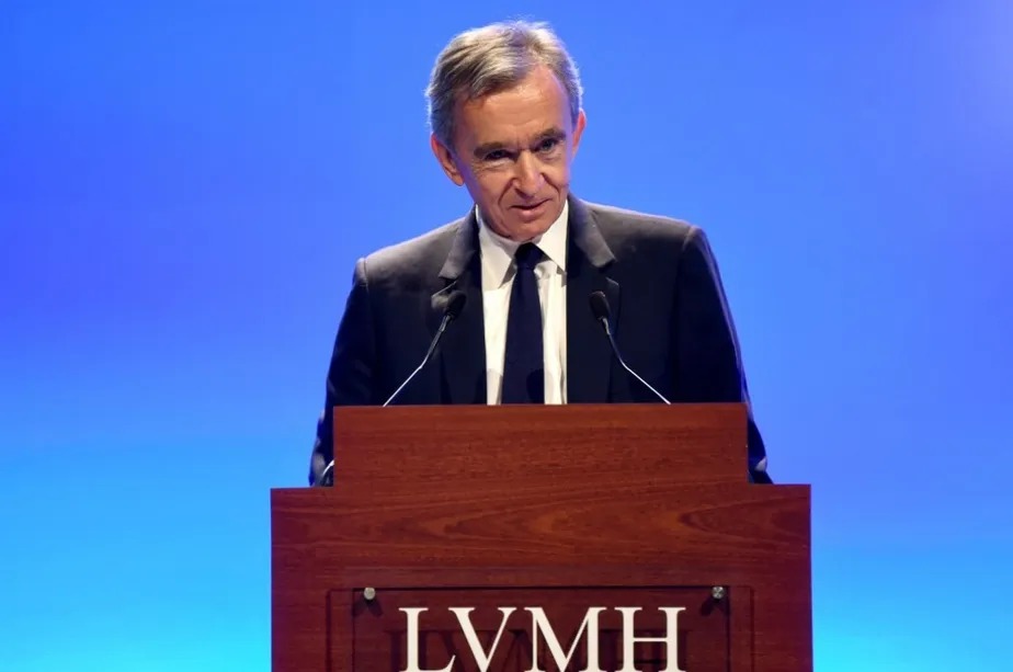 O empresário francês Bernard Arnault, presidente e diretor executivo da LVMH, maior empresa de artigos de luxo do mundo, e família ocupam o terceiro posto da lista, com uma fortuna de US$150 bilhões