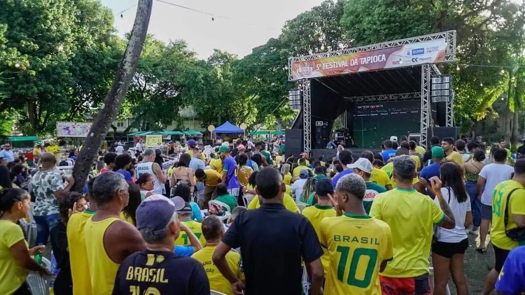 Torcida acompanha jogo do Brasil na Praça do Carmo