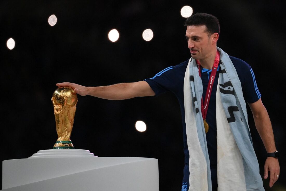 Lionel Scaloni com a taça da Copa do Mundo. (Foto: Franck Fife/AFP)