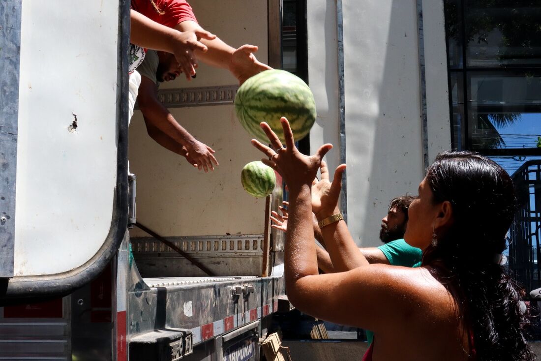 Alimentos são doados a moradores no Mãos Solidárias