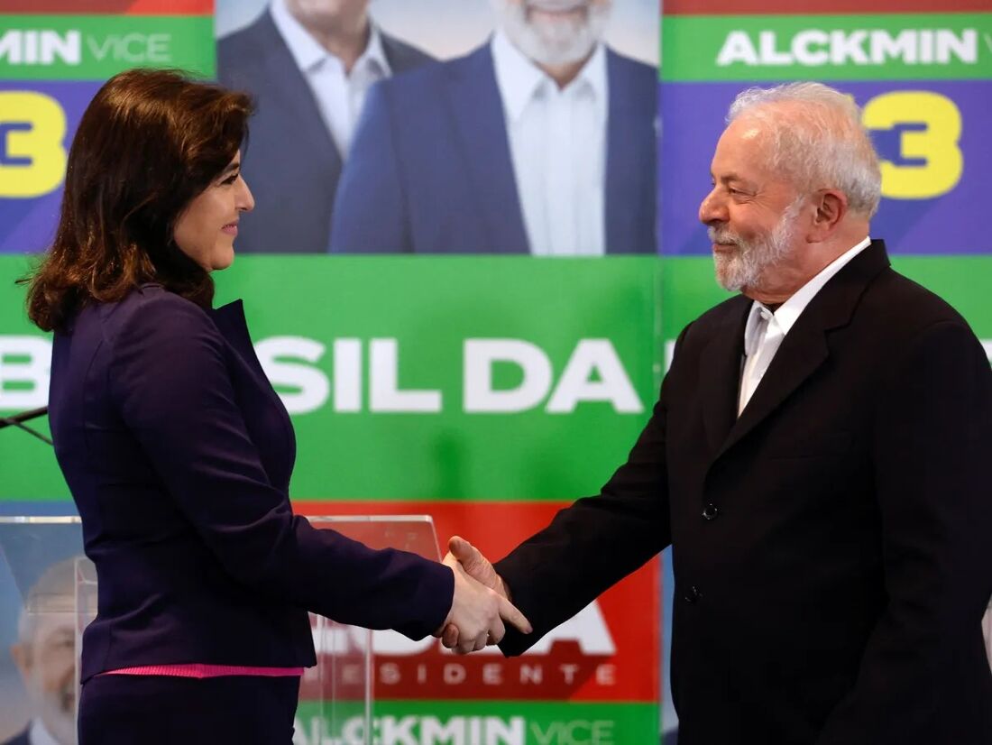 A senadora Simone Tebet, cotada para comandar o Ministério do Meio Ambiente, e o novo ministro do Trabalho, Luiz Marinho, acompanharam Lula no avião