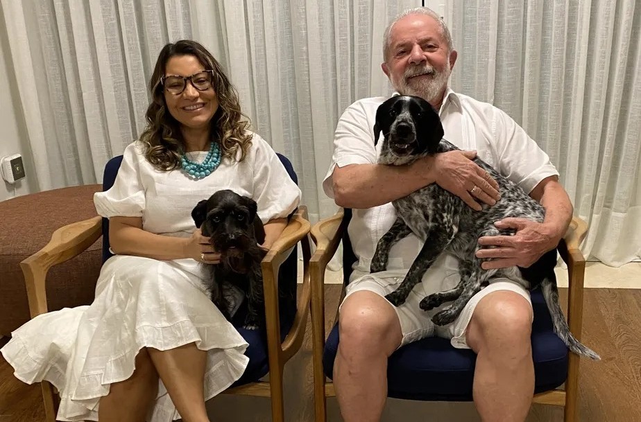 Lula e Janja com as cachorrinhas Resistência e Paris