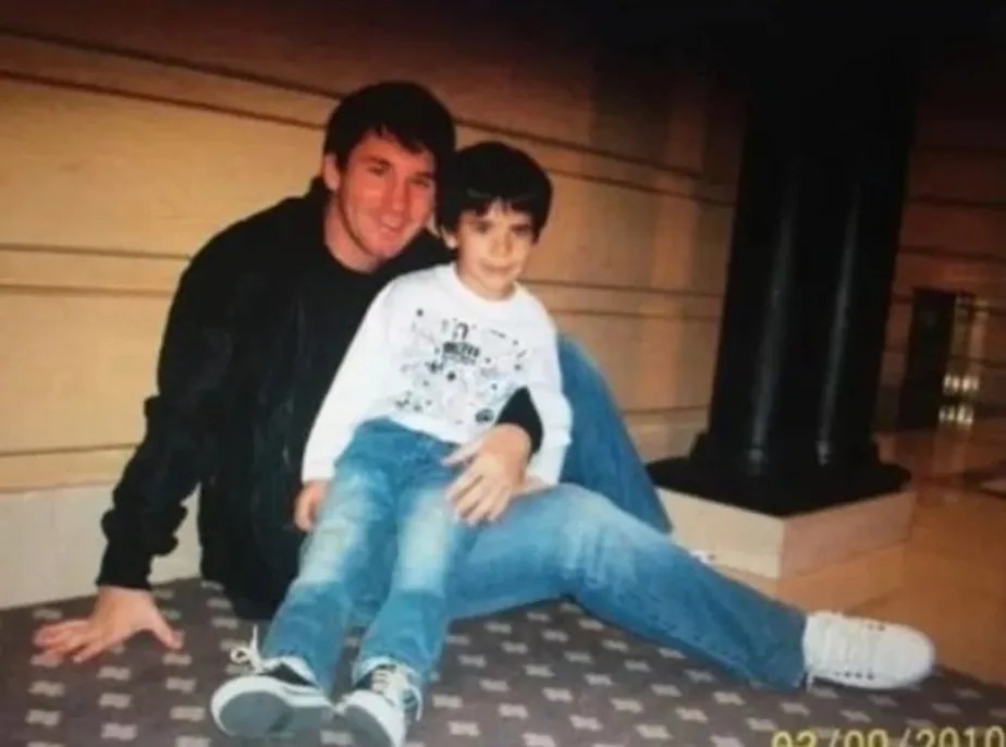 Messi e Tommy no chão do Hotel Intercontinental na Argentina