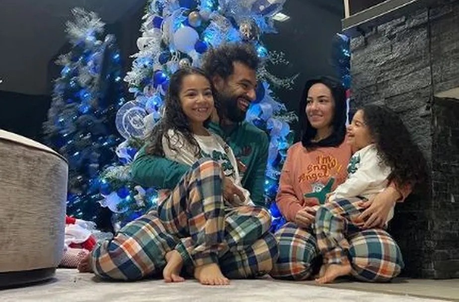 Muçulmano, Mohamed Salah posou com a família em frente a uma árvore de Natal