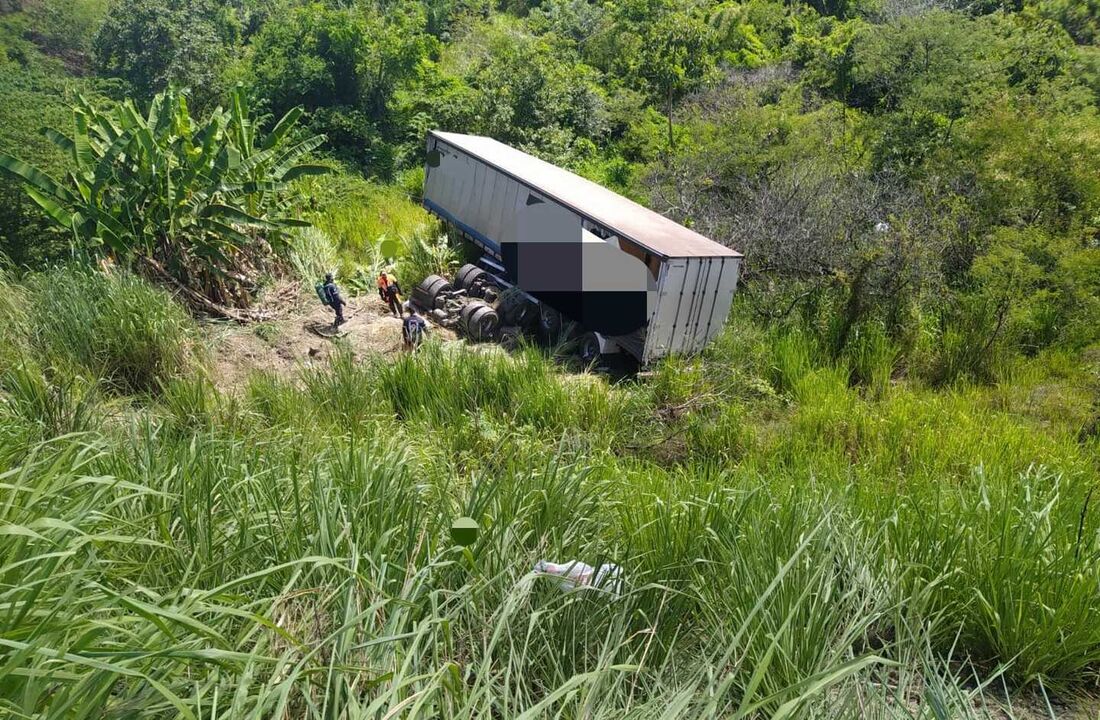 Caminhão caiu de um barranco no km 79 da BR-101