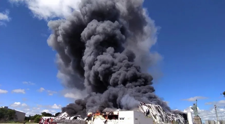 Grande coluna de fumaça preta podia ser vista