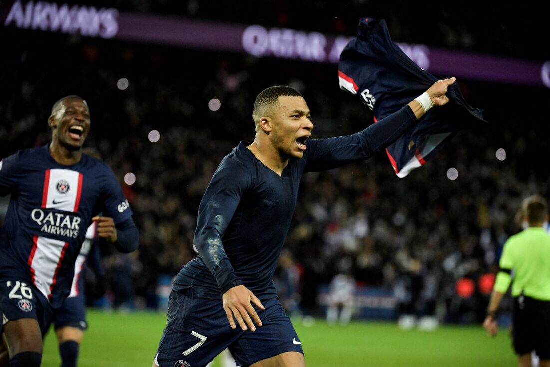 Mbappé converte pênalti nos acréscimos e garante vitória do PSG na Ligue 1