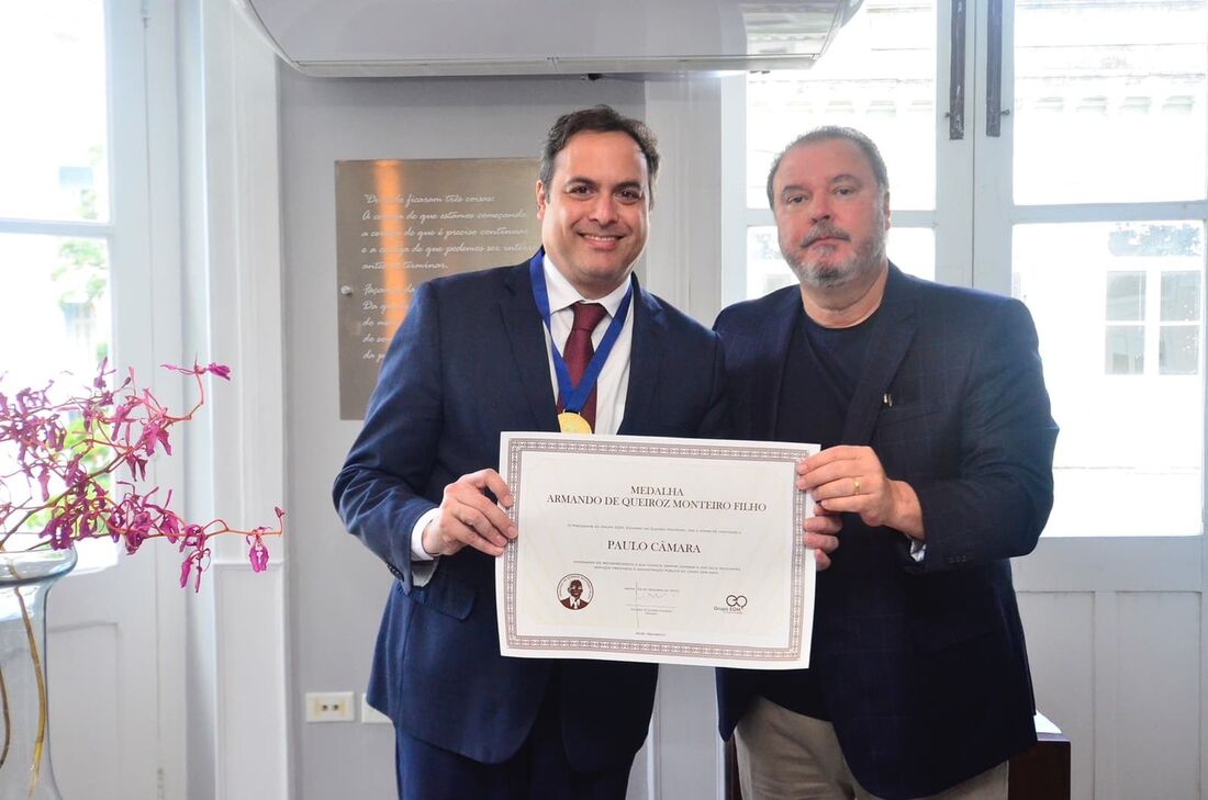 Governador Paulo Câmara recebe medalha Armando de Queiroz Monteiro Filho