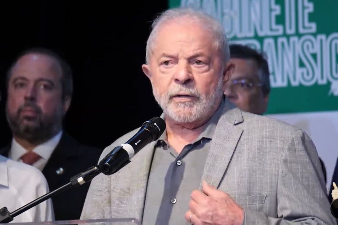 Lula anuncia ministros