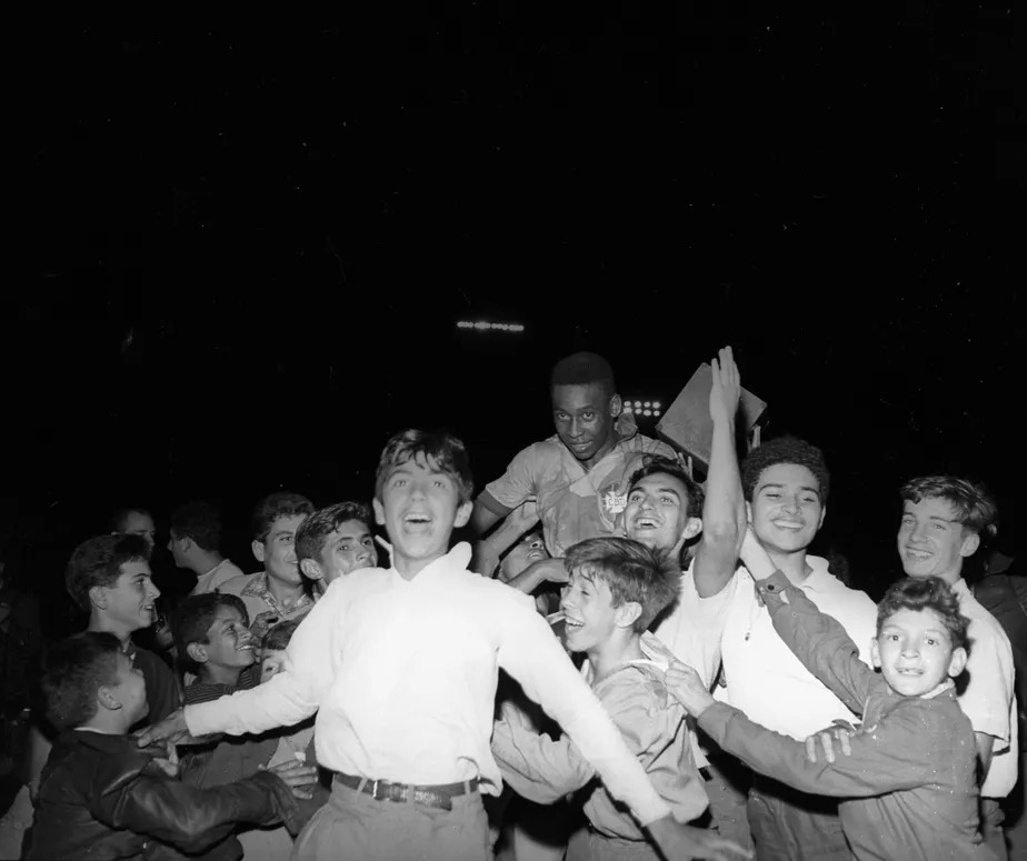 Pelé é festejado por crianças argentinas após vitória portenha na Copa América