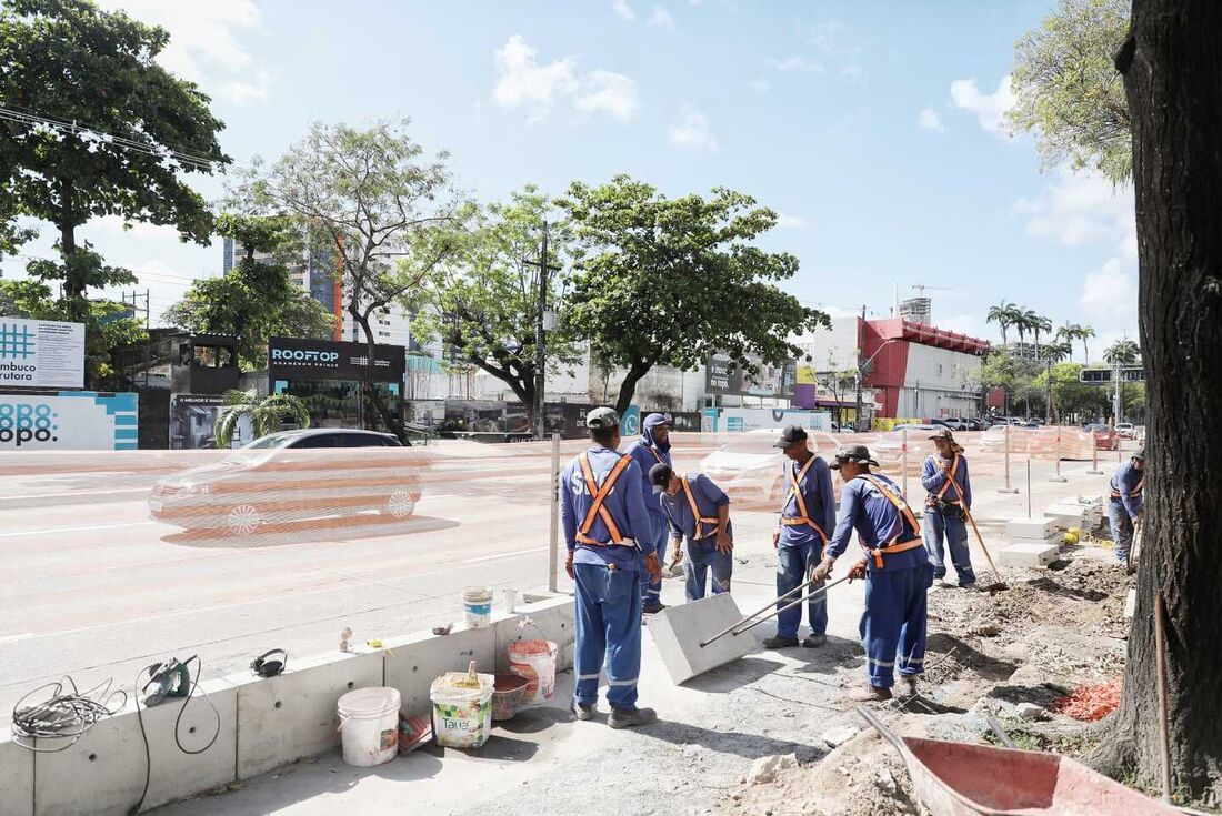 Obras da ciclovia da avenida Agamenon Magalhães