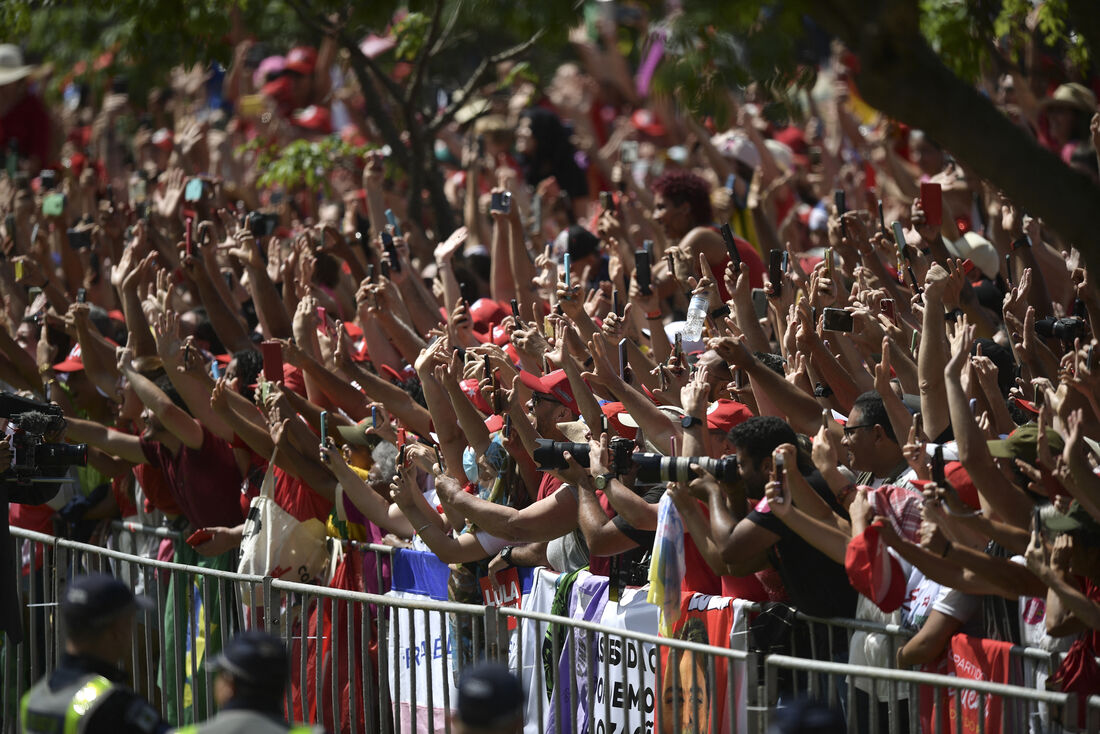 Maré vermelha de apoiadores de Lula invade Brasília para sua posse