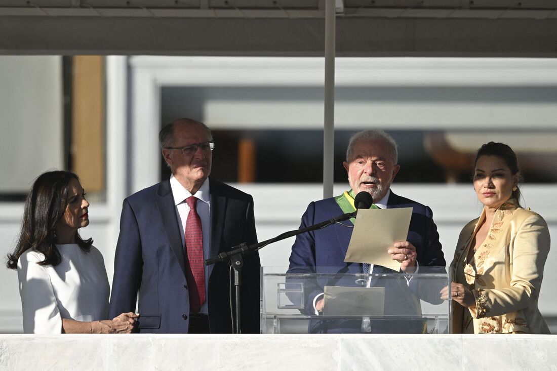 Lula e Alckmin durante cerimônia após passagem da faixa presidencial 