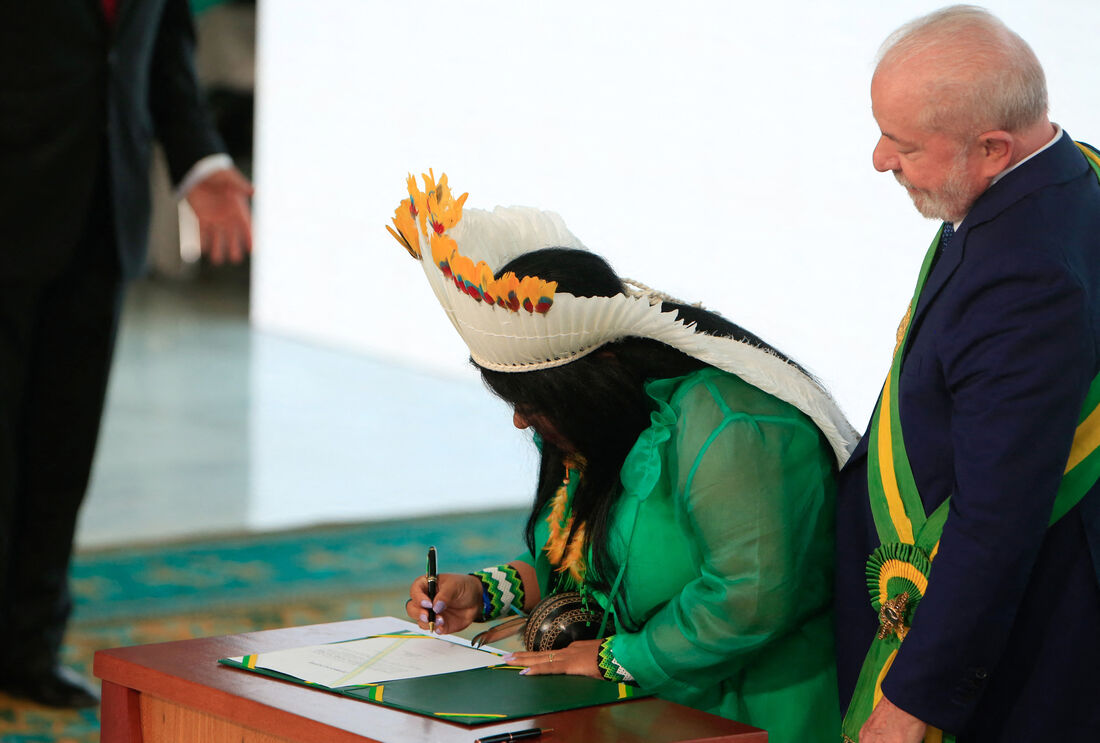 Na foto, Sônia Guajajara, ministra dos Povos Originários e o presidente Lula 