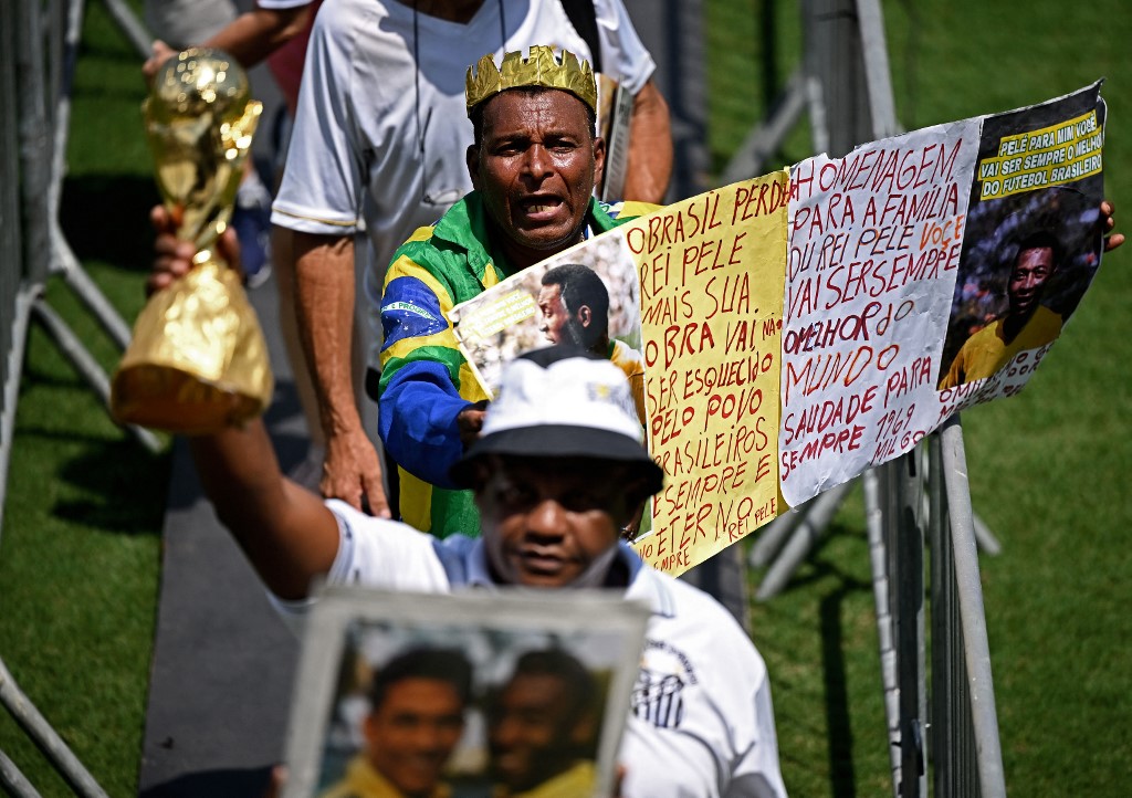 Fãs acompanham velório de Pelé