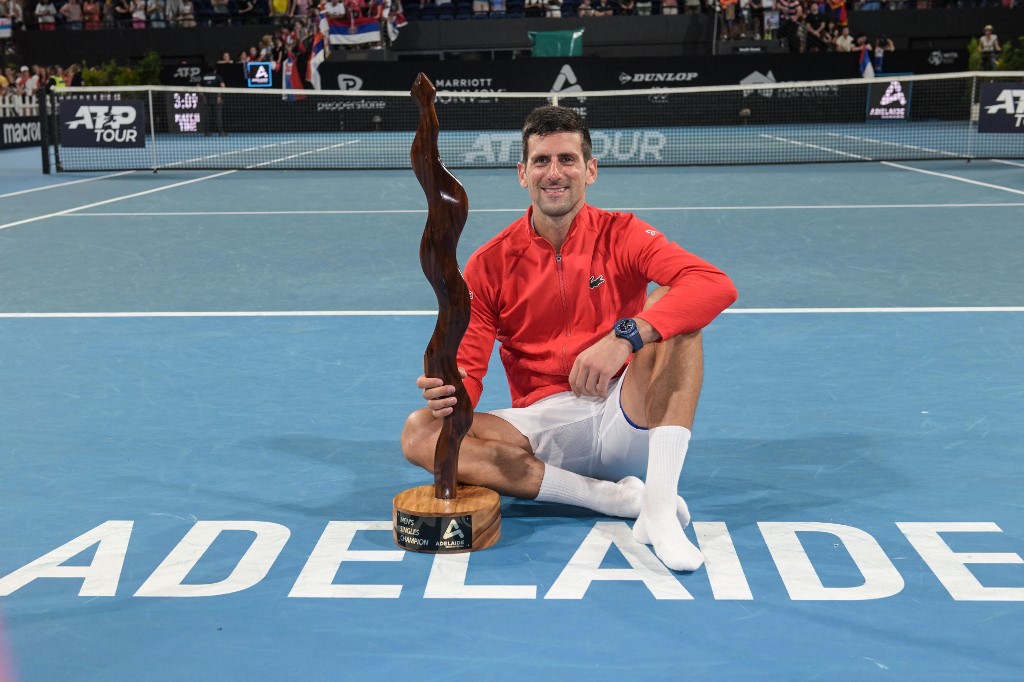 Djokovic com o taça conquistada em Adelaide