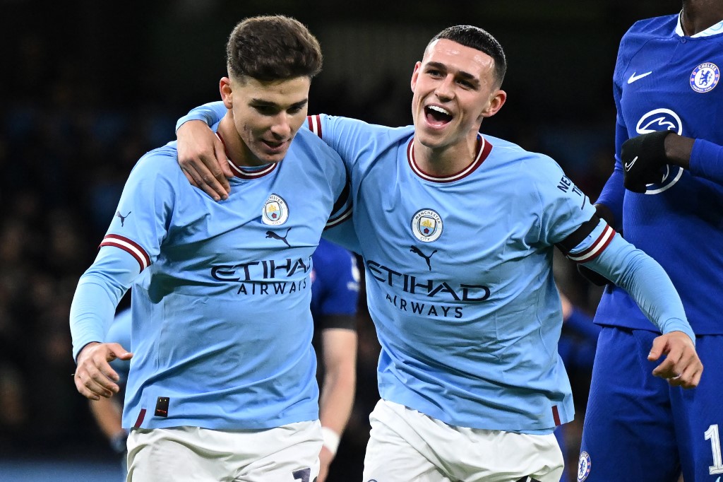 Álvarez e Foden celebram um dos gols da goleada sobre o Chelsea