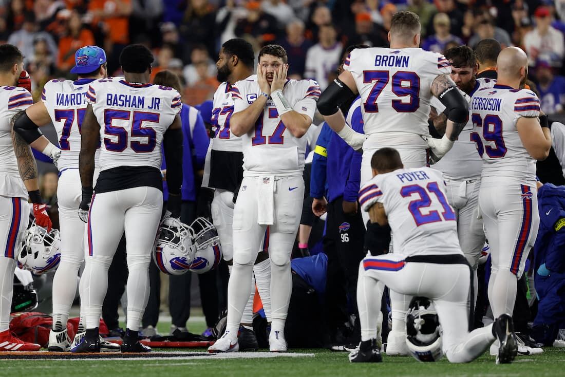 Jogador de futebol americano deixa estádio de ambulância após