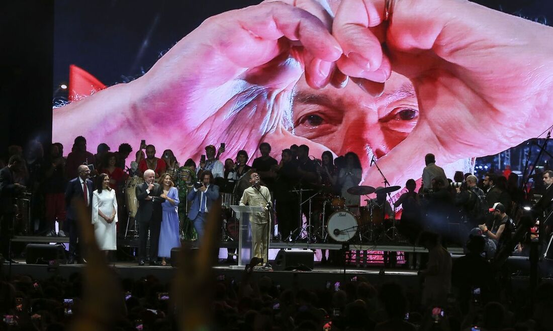 Lula e Alckmin no palco na festa popular na Esplanada; pernambucano Antônio Marinho entoa versos