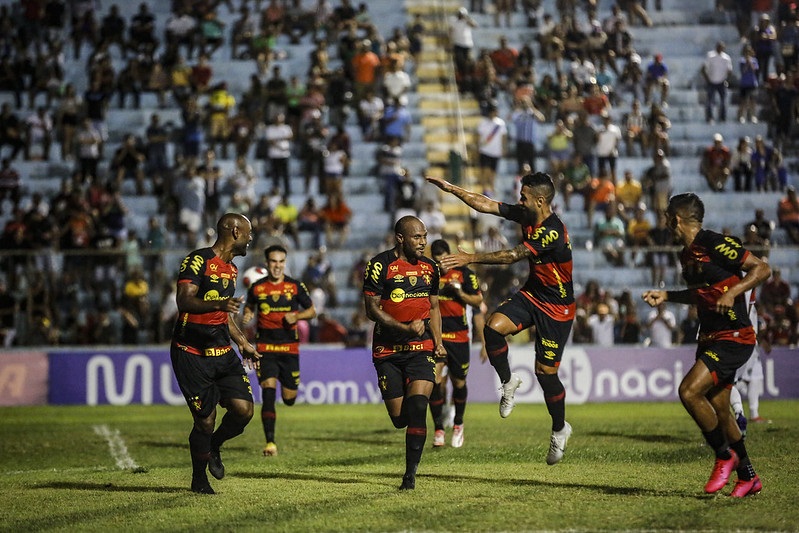 O volante Ronaldo fez o gol da vitória para alegria geral dos demais companheiros de time 