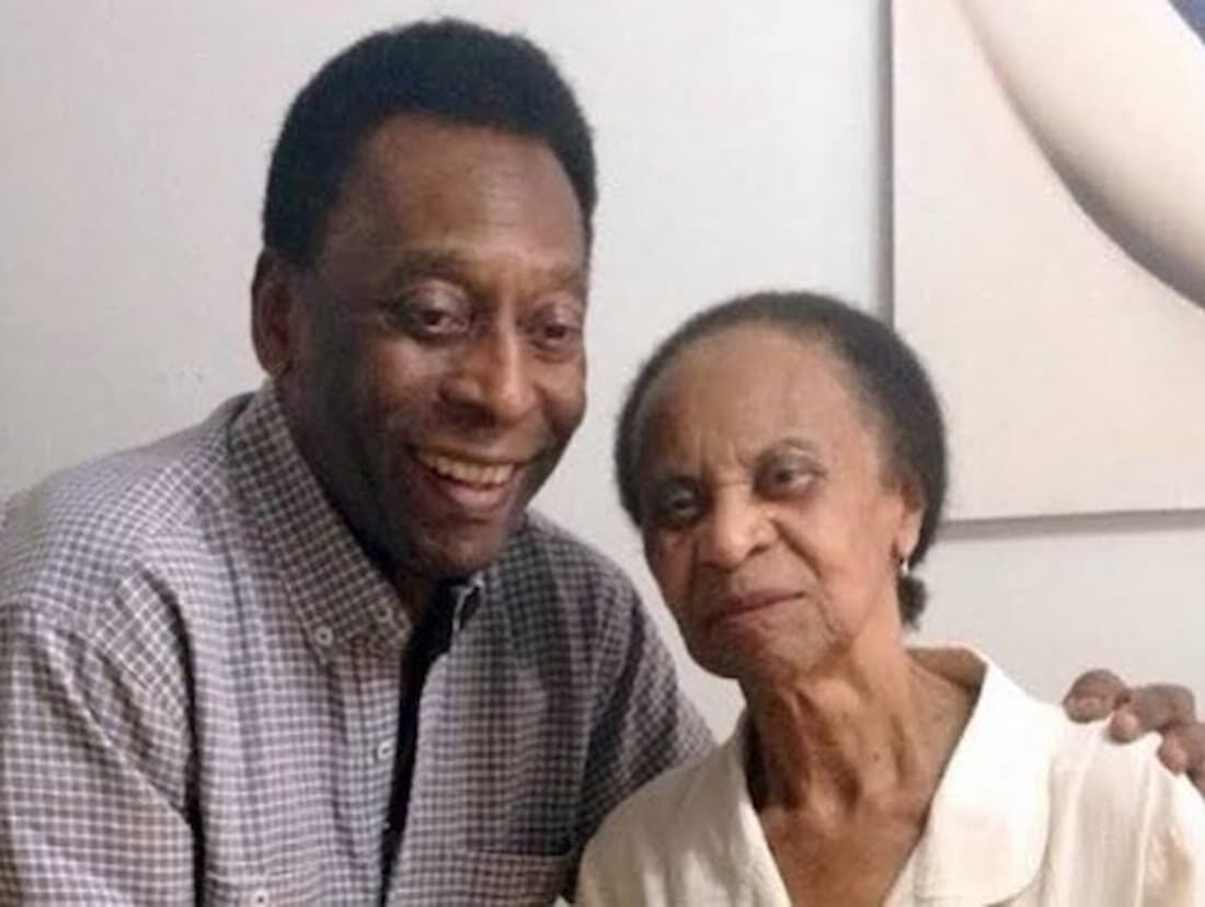 Pelé e sua mãe, Dona Celeste. Ela completou 100 anos no primeiro dia da Copa do Mundo no Catar, em 20 de novembro deste ano