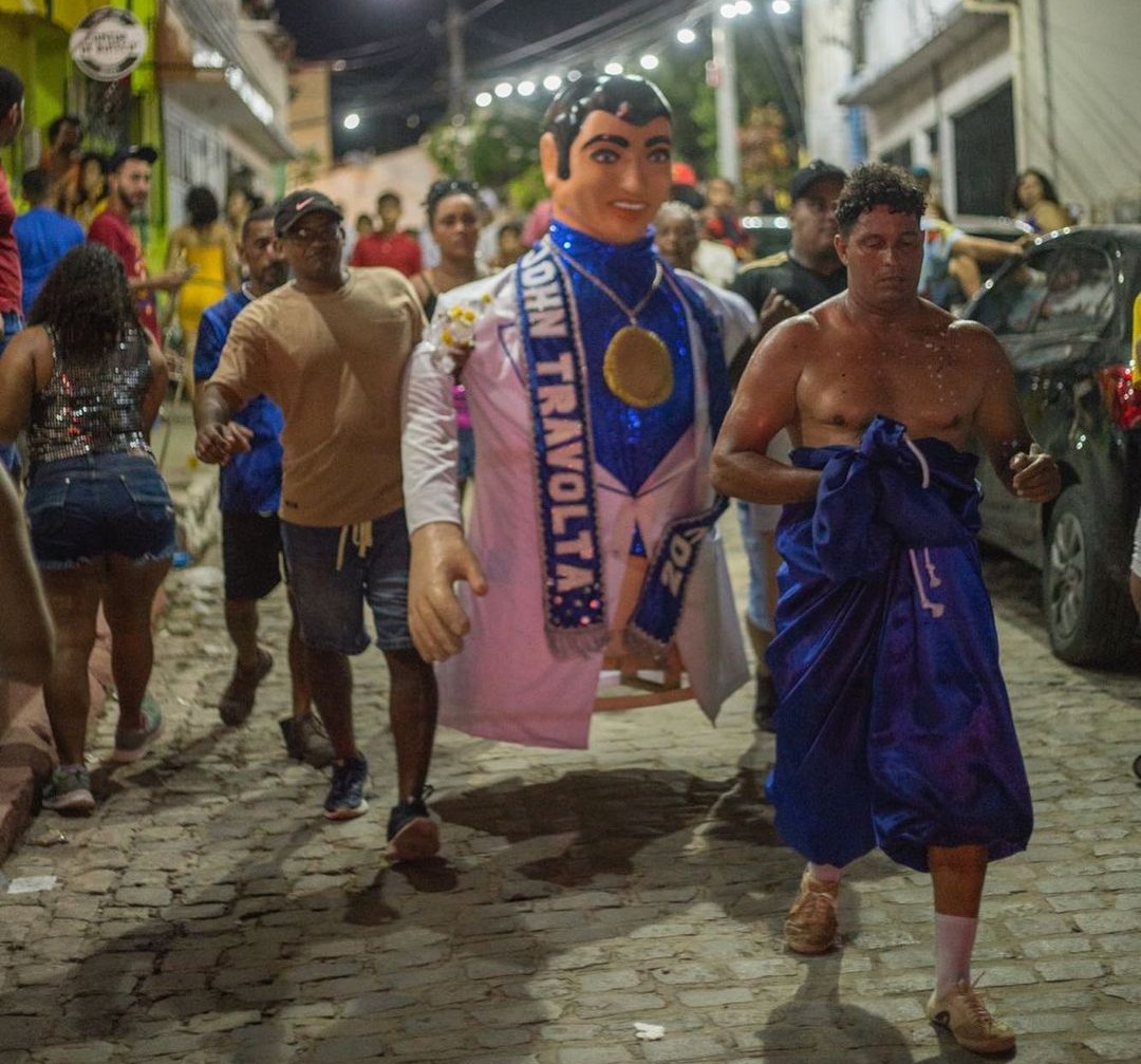 Foliões e membros da Troça Carnavalesca Mista (T.C.M) John Travolta foram surpreendidos no último domingo (22), pelo encerramento do cortejo