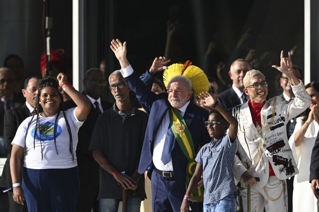 Lula recebeu faixa presidencial de representantes da sociedade civil 