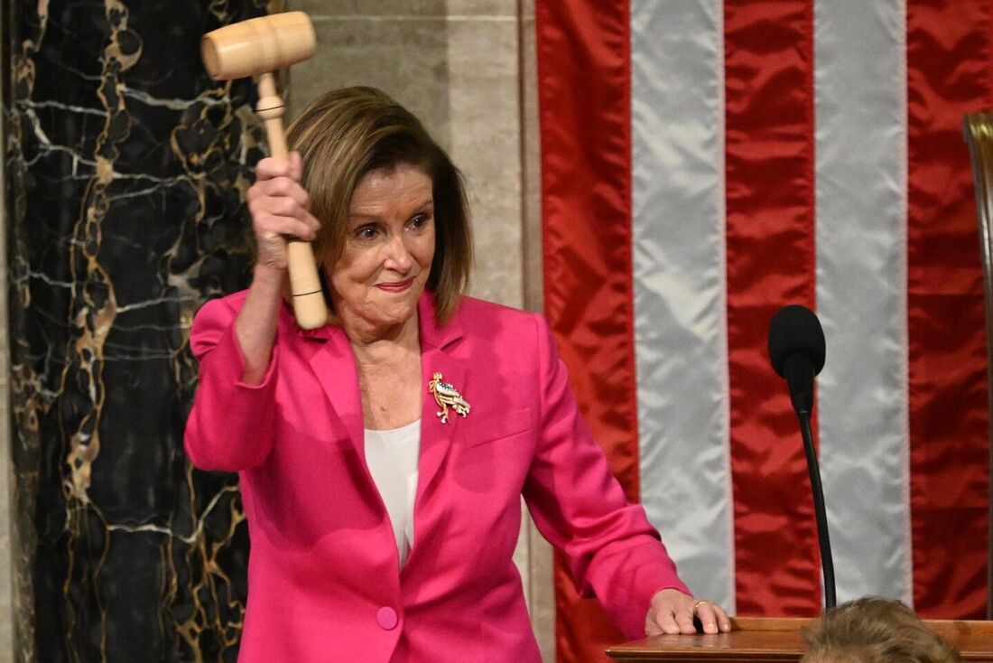 A presidente da Câmara dos EUA, Nancy Pelosi, segura o martelo após encerrar o 117&ordm; Congresso enquanto a Câmara dos Representantes se prepara para se reunir para o 118&ordm; Congresso no Capitólio dos EUA em Washington, DC, 3 de janeiro de 2023